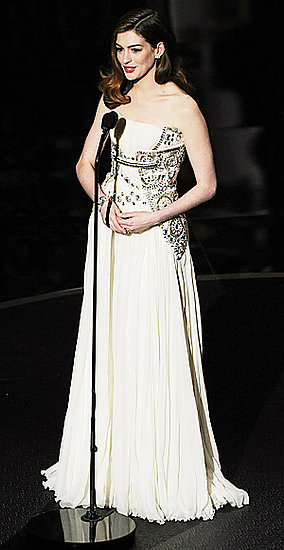 anne hathaway oscars 2011. Anne Hathaway(2011 Oscars)