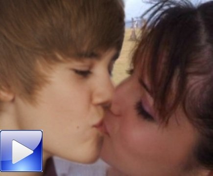 Selena Gomez And Justin Bieber Kissing. justin bieber and selena gomez