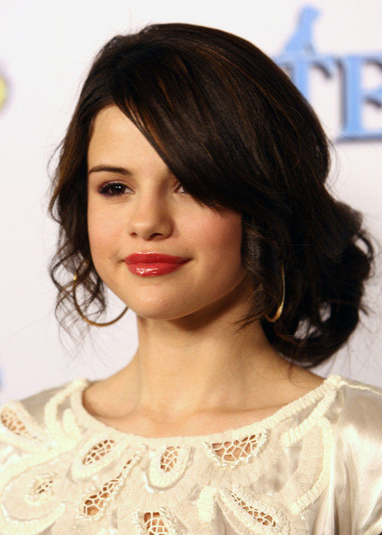 selena gomez hair short. makeup selena gomez hair short. selena gomez hair short and curly. selena