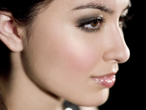 Eye Makeup Wings. applying smokey eye makeup.