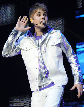 how tall is justin bieber march 2011. wallpaper justin bieber haircut 2011 justin bieber pics 2011 march. justin